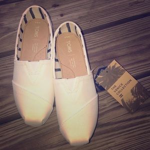NEW! All White Toms Canvas Women’s Shoes